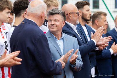 Zdjęcie z konferencji prasowej zapowiadającej Puchar Świata w siatkówce plażowej w Rzeszowie. Fot. Grzegorz Bukała UMRz